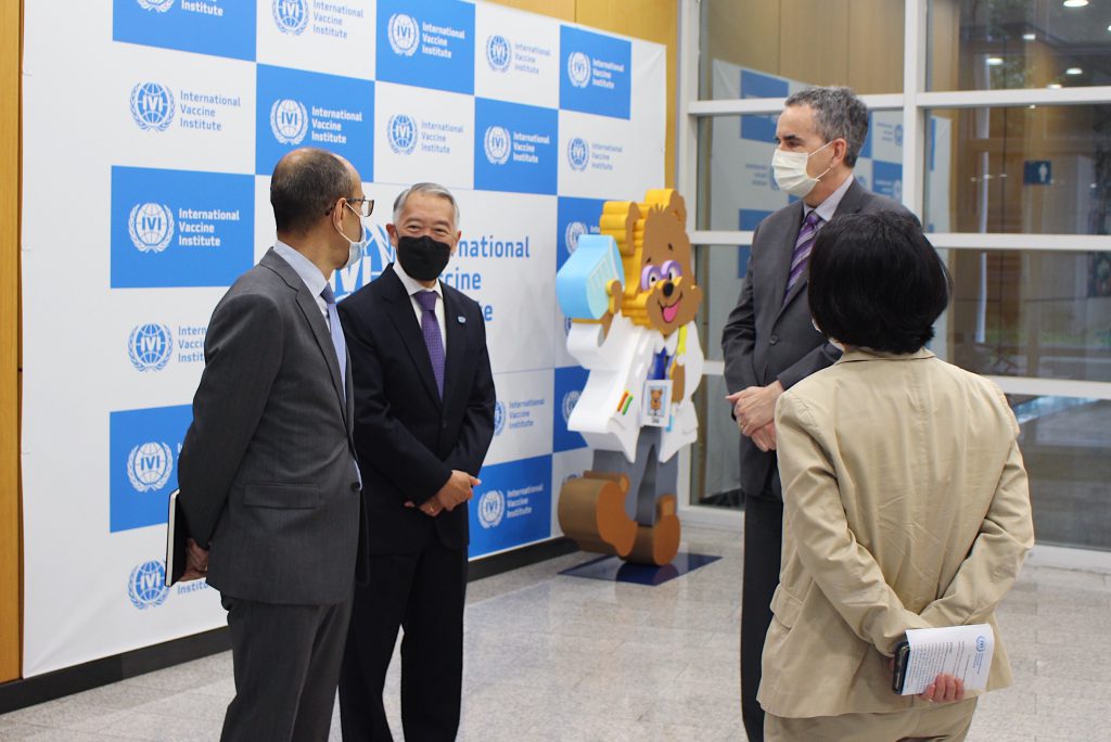 H.E. Michael Danagher visits IVI to discuss COVID-19 vaccine development