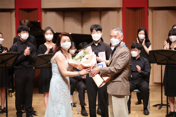 Maeil Business Newspaper | All music is beautiful in its own way, but Violinist Sang Hee Lee’s music shines a special light