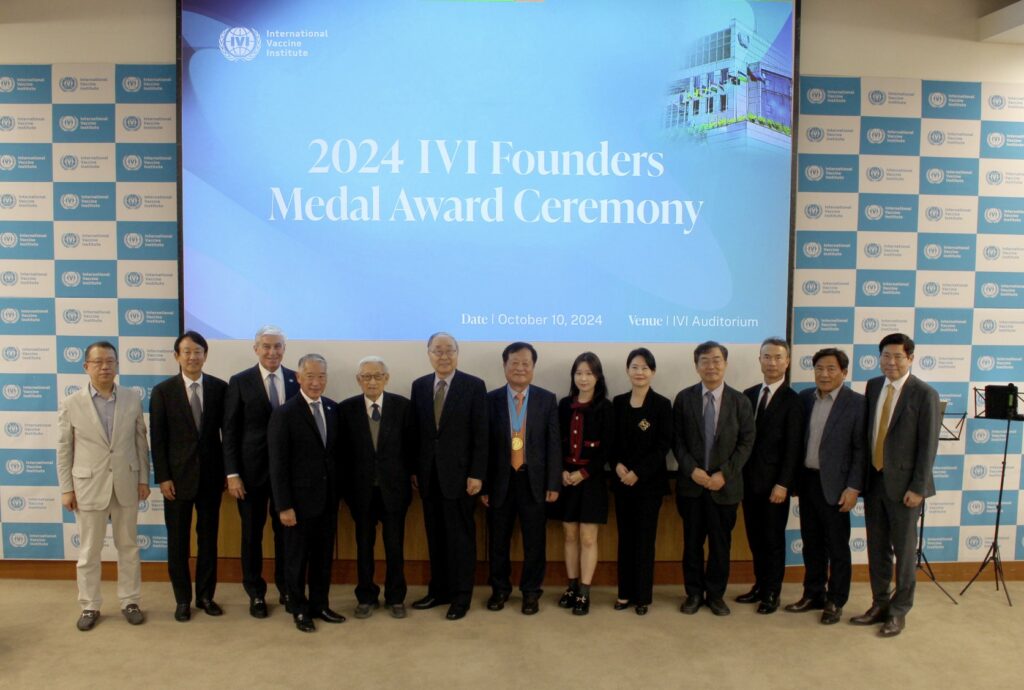 국제백신연구소(IVI), 설립 27주년 맞아 프랑크 하트벨트 박사, 박상철 IVI한국후원회 회장에 설립공로 메달 시상